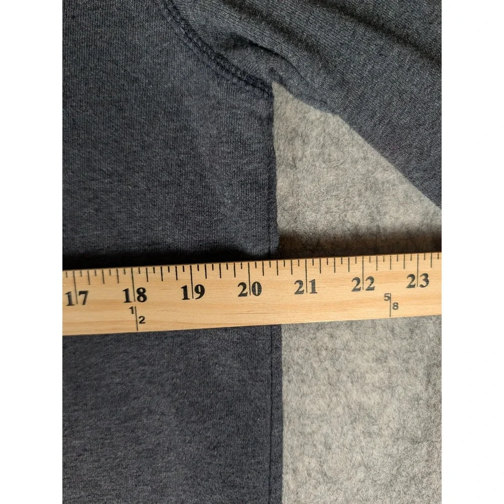 The North Face Mens Gray Heather Crewneck Fleece Box Logo Sweatshirt Regular Fit